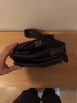 Bandolera Reebok Negra y Dorada.