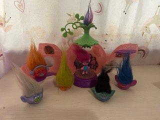 Casa de juguete Trolls con muñecos