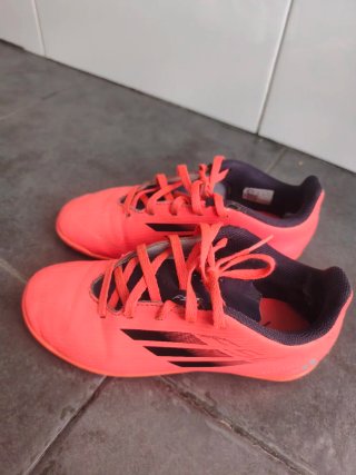 Zapatillas niño blancas y  F50 fútbol sala núm 33