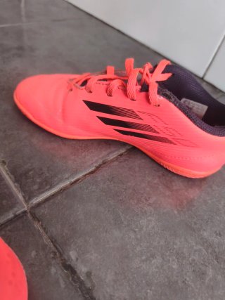 Zapatillas niño blancas y  F50 fútbol sala núm 33
