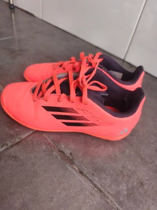 Zapatillas niño blancas y  F50 fútbol sala núm 33