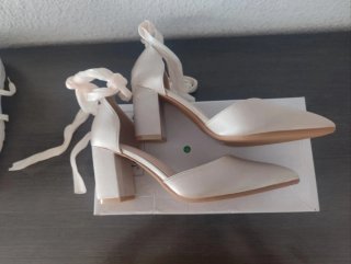 Zapatos de tacón satinados beige