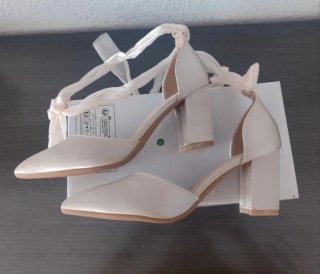 Zapatos de tacón satinados beige