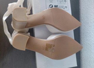 Zapatos de tacón satinados beige