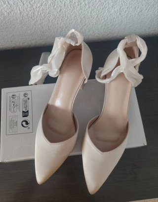 Zapatos de tacón satinados beige