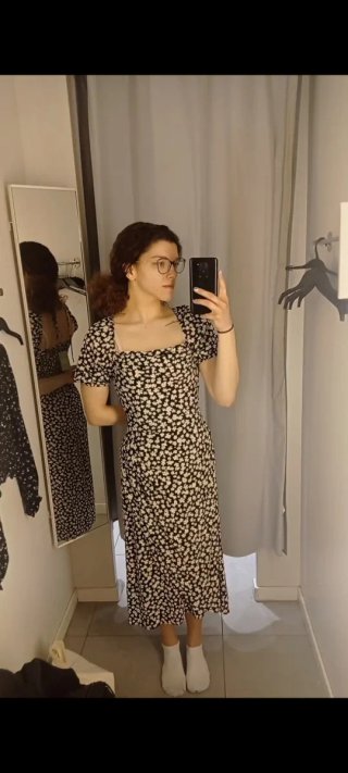 Vestido H&M floral midi escote nido abeja.