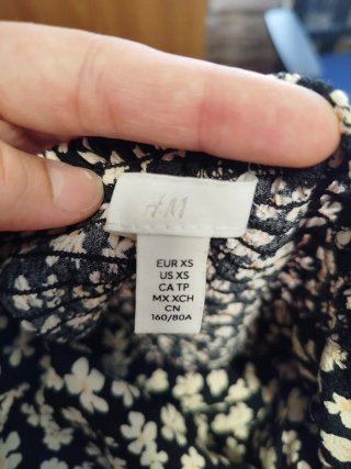 Vestido H&M floral midi escote nido abeja.