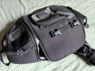 Mochila bandolera Lowepro negra