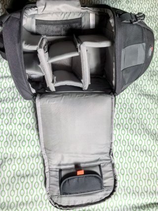 Mochila bandolera Lowepro negra