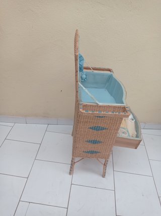 Costurero vintage de mimbre con detalles azules