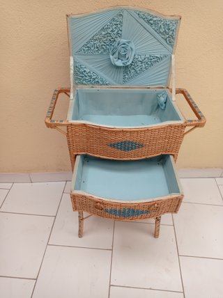 Costurero vintage de mimbre con detalles azules