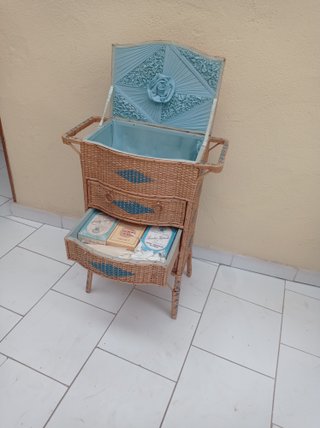 Costurero vintage de mimbre con detalles azules