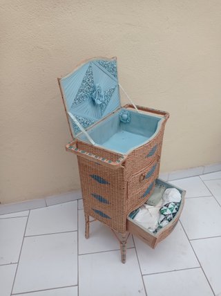 Costurero vintage de mimbre con detalles azules