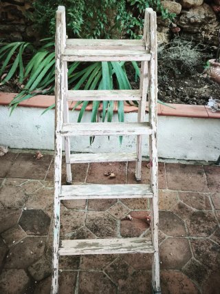 Escalera de madera rústica