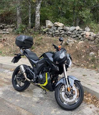 Zontes Z2 125cc Naked Negra con Detalles Amarillos
