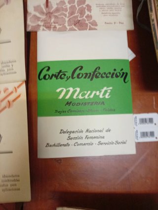 Lote de cuadernos, patronadores, labores..