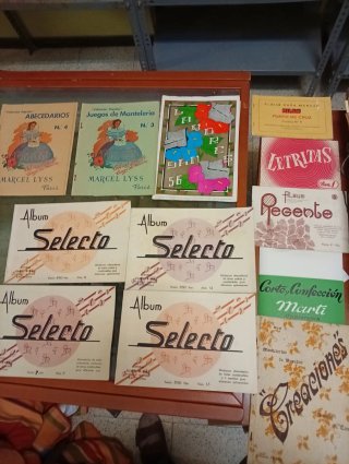 Lote de cuadernos, patronadores, labores..
