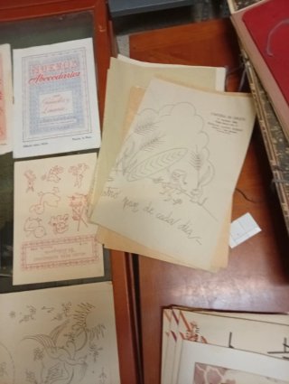 Lote de cuadernos, patronadores, labores..