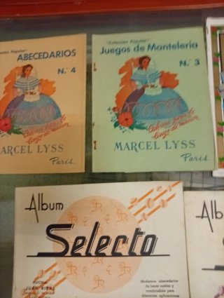 Lote de cuadernos, patronadores, labores..