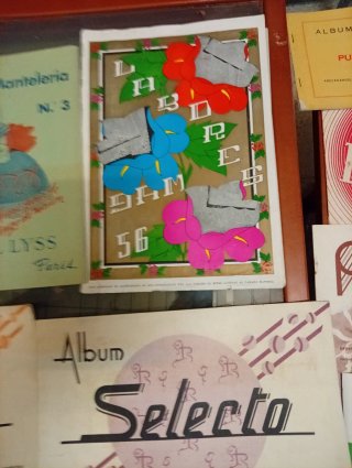 Lote de cuadernos, patronadores, labores..
