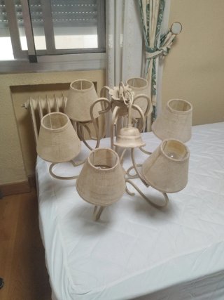 Lámpara de techo beige y dorada