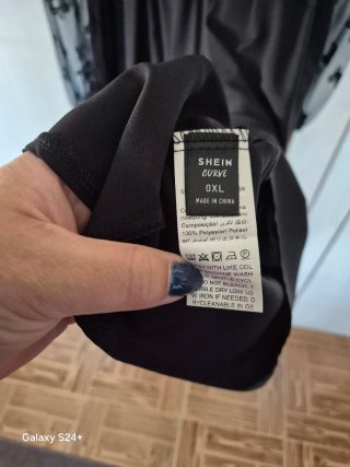 Vestido preto com mangas de borboleta