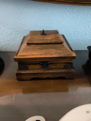 Cajita de madera con detalles plateados