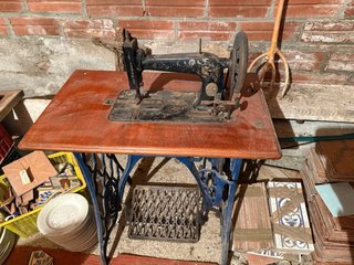 Máquina de coser antigua de mesa