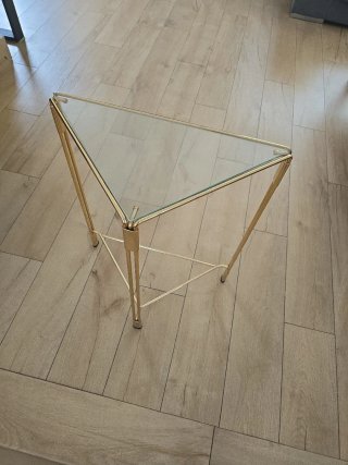 Mesa auxiliar cristal y metal dorado
