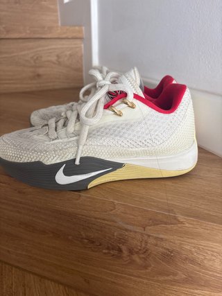 Zapatillas Nike Blancas y Rojas
