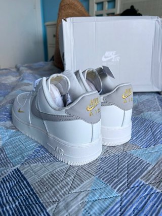 Nike Air Force 1 Blancas y Doradas