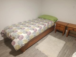 Dormitorio con 2 canapés, 2 armarios y 1 cómoda.