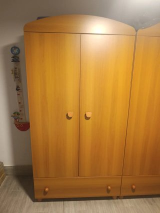 Dormitorio con 2 canapés, 2 armarios y 1 cómoda.