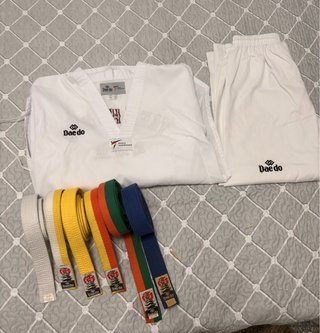 Traje y cinturones Taekwondo Daedo