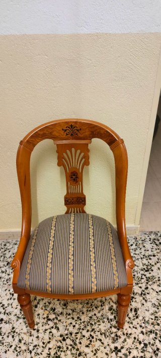 Silla de madera con tapizado