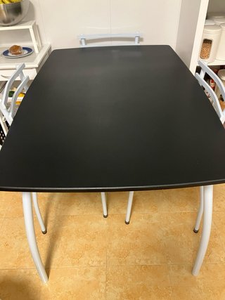 Mesa de cocina negra y 4 sillas