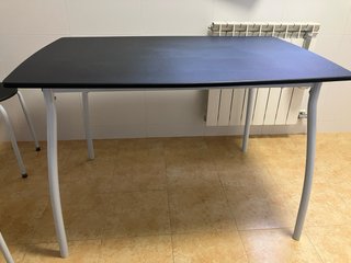 Mesa de cocina negra y 4 sillas