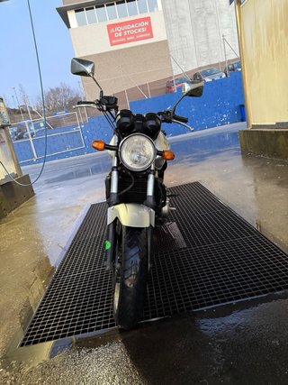 Moto Naked Negra y Plateada