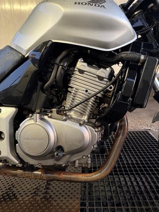 Moto Naked Negra y Plateada