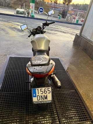 Moto Naked Negra y Plateada