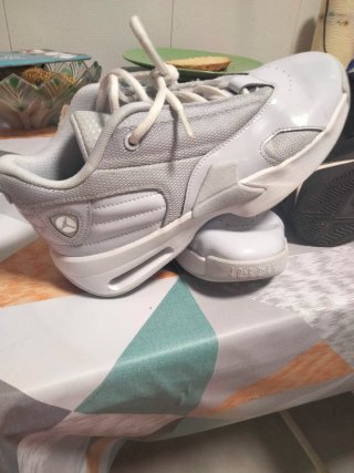 Zapatillas de baloncesto grises y blancas