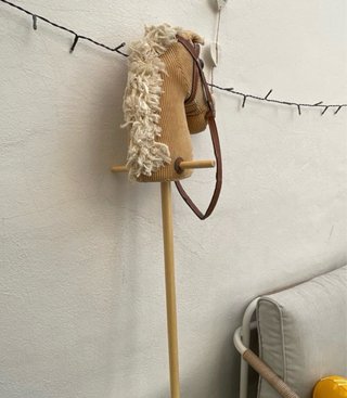Caballito de madera con riendas