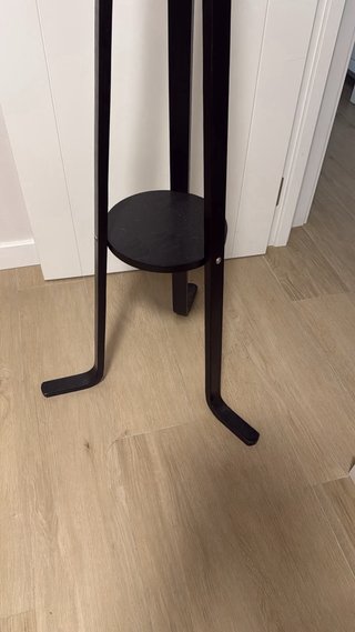 Colgador de ropa negro.