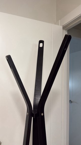 Colgador de ropa negro.