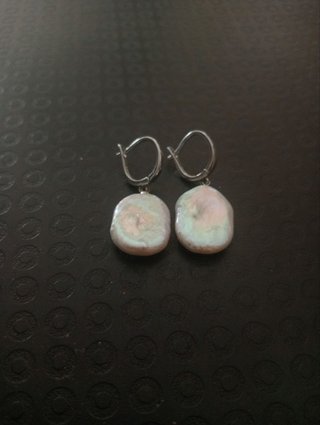 Pendientes de perla blancos y plateados