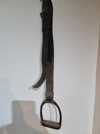 Antiguo estribo de cuero