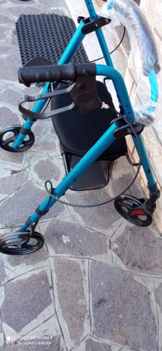 Deambulatore blu con sedile e cestino