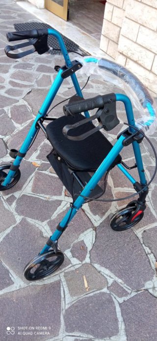 Deambulatore blu con sedile e cestino