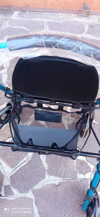 Deambulatore blu con sedile e cestino