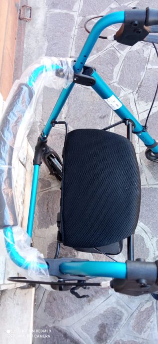 Deambulatore blu con sedile e cestino